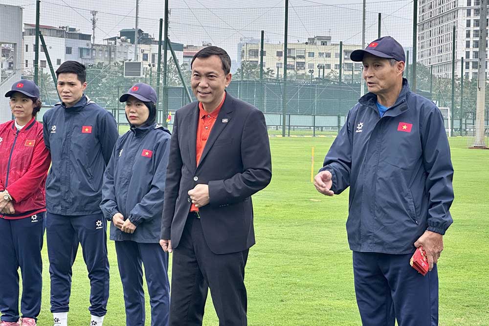 Chủ tịch VFF Trần Quốc Tuấn (thứ 2 từ phải sang) gặp gỡ, chúc Tết đội tuyển nữ Việt Nam. Ảnh: VFF