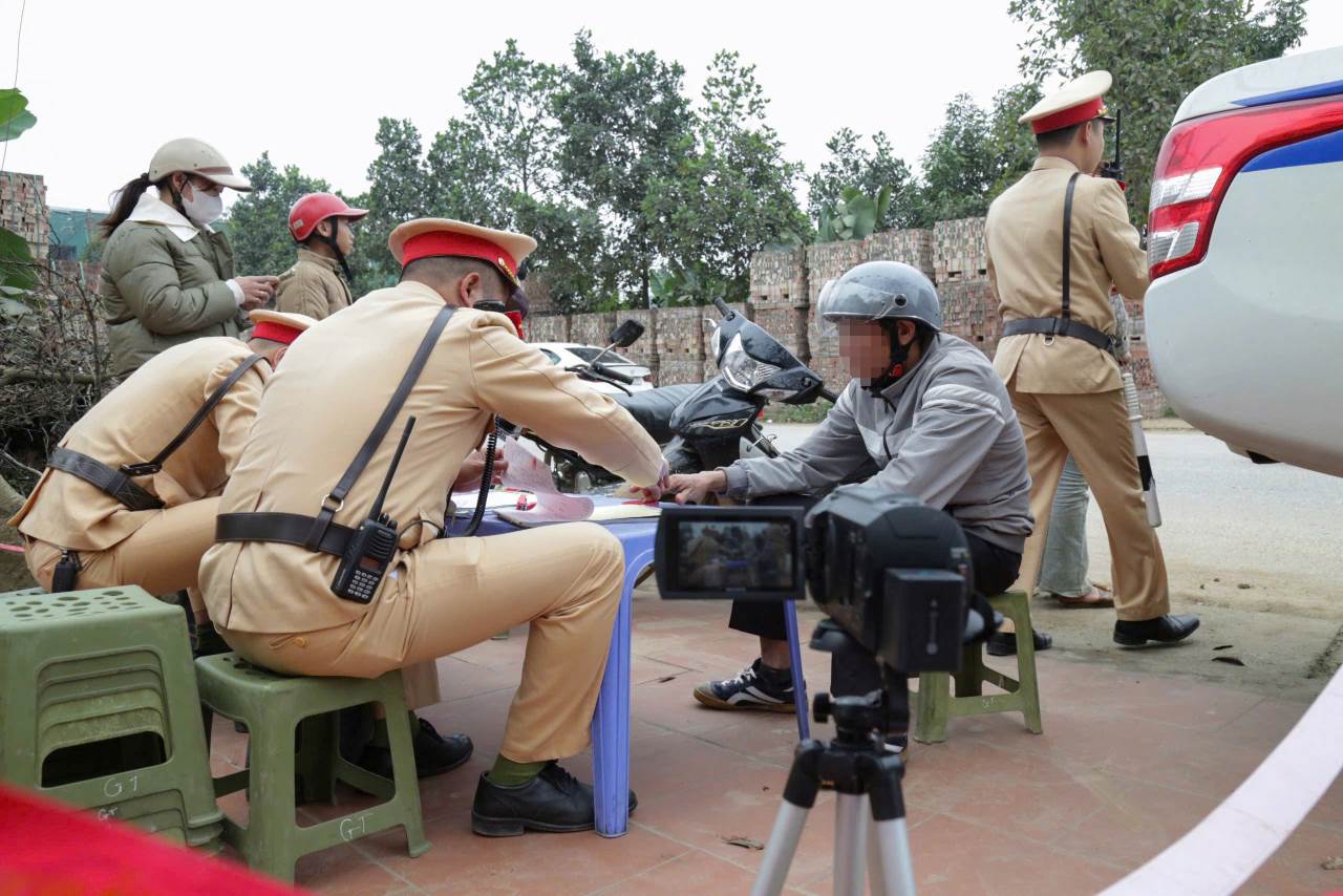 Tổ công tác còn sử dụng camera nghiệp vụ để ghi hình nhằm đảm bảo tính khách quan, minh bạch.
