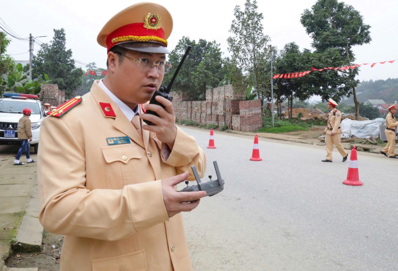 Lực lượng CSGT Công an tỉnh Lào Cai dùng thiết bị bay không người lái để phát hiện, xử lý các trường hợp vi phạm giao thông. Ảnh: Văn Đức