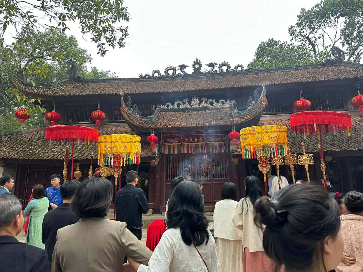 Du khách nô nức vào đền thờ Thánh Gióng để xin giò hoa tre. Ảnh: Hoài Anh