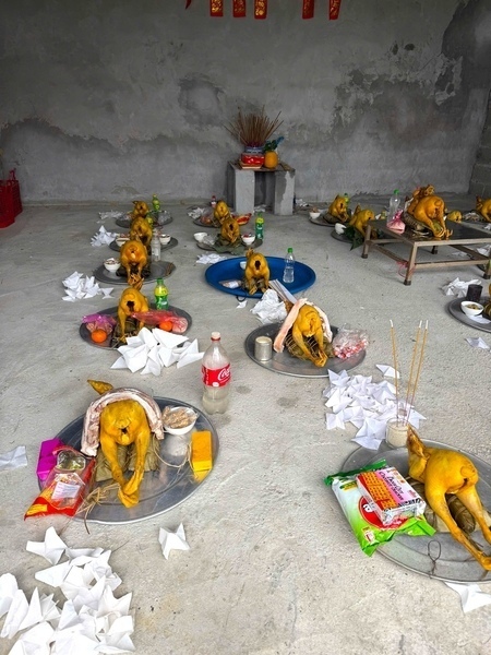 Mỗi bản làng, khu dân cư lại lựa chọn giờ cúng khác nhau. Ảnh: Vi Huấn