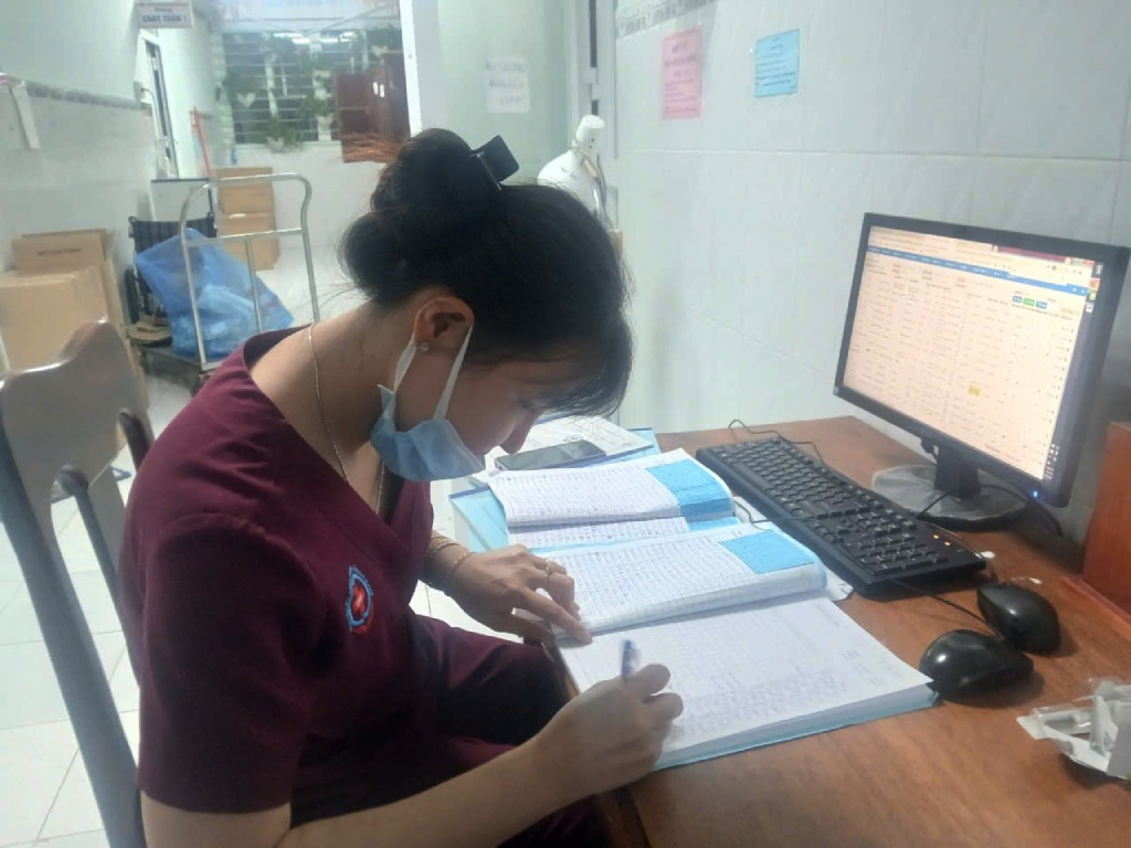 Chị Quyên làm việc trong dịp Tết Bích Ngọ 2026. Ảnh: Thành Nhân