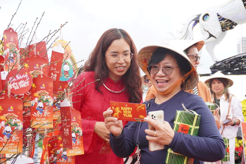Da Nang organizes lion dance and lucky money giving to international tourists at the beginning of the new year