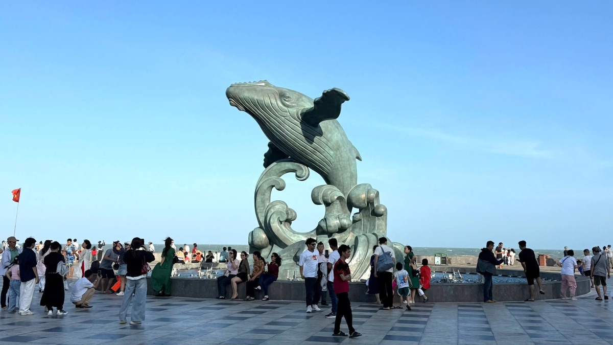 Du khách check-in tại tượng Cá Ông - một biểu tượng mới của Vũng Tàu vừa hoàn thành trước Tết Nguyên đán 2026. Ảnh: Thành An