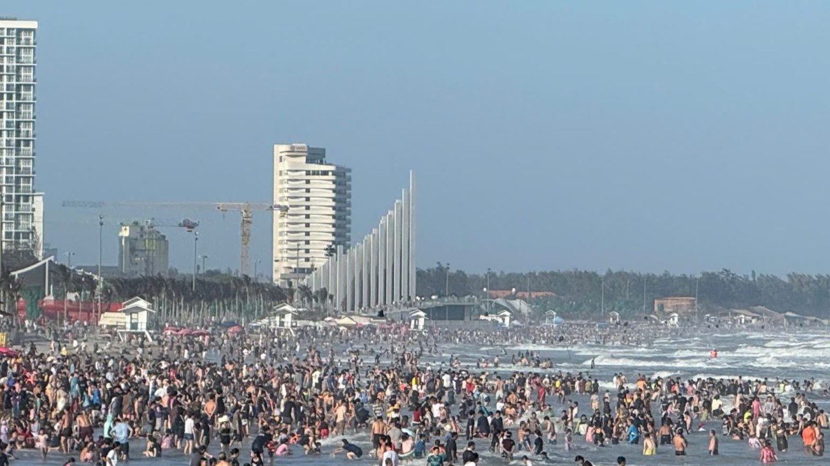 Bai Sau beach in Vung Tau, some places are packed with tourists swimming in the afternoon of the 2nd day of Tet. Photo: Thanh An