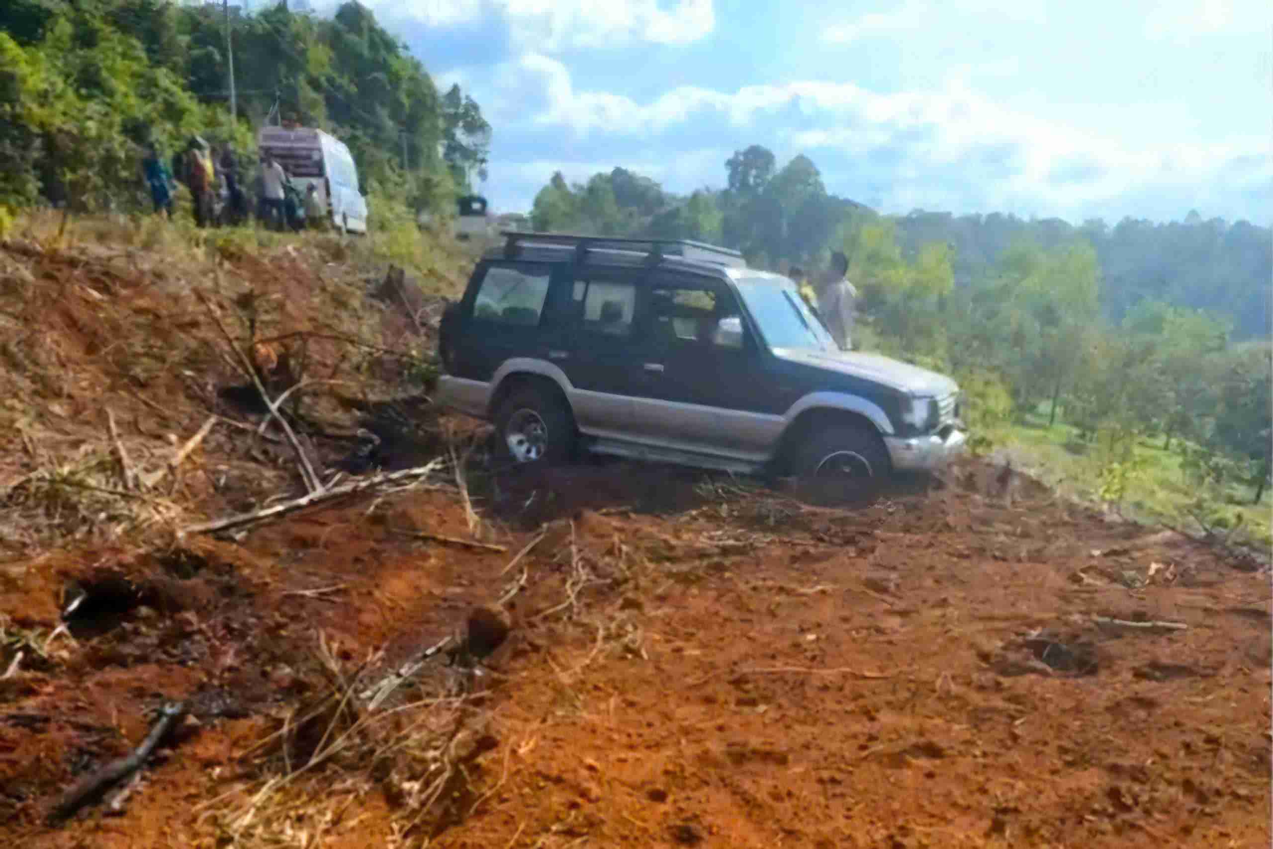 Chiếc xe ô tô con va chạm với xe máy. Ảnh: Hoài Thanh