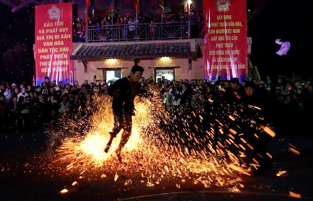 Fire jumping ceremony of the Dao people at Ban Vuong Festival, Ba Che commune, Quang Ninh province. Photo: Doan Hung