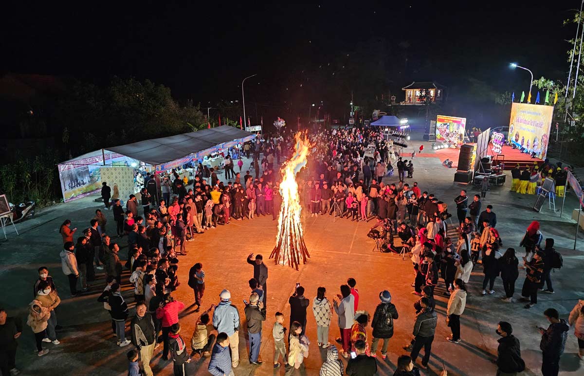 Khoảng sân rộng cho nghi lễ nhảy lửa tại Lễ hội Bản Vương, xã Ba Chẽ, tỉnh Quảng Ninh. Ảnh: Đoàn Hưng