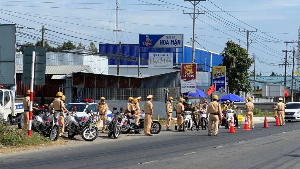 Traffic police strengthen alcohol concentration checks to prevent traffic accidents at the beginning of the year. Photo: Hoang Loc