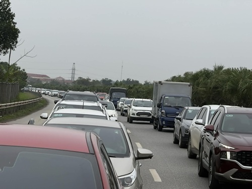 Serious traffic jam on the Hanoi - Thai Nguyen expressway due to traffic lights at Tan Long intersection. Photo: Phi Long