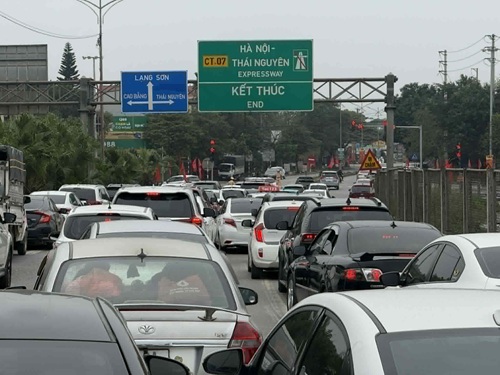 Ùn tắc nghiêm trọng trên cao tốc Hà Nội – Thái Nguyên. Ảnh: Phi Long