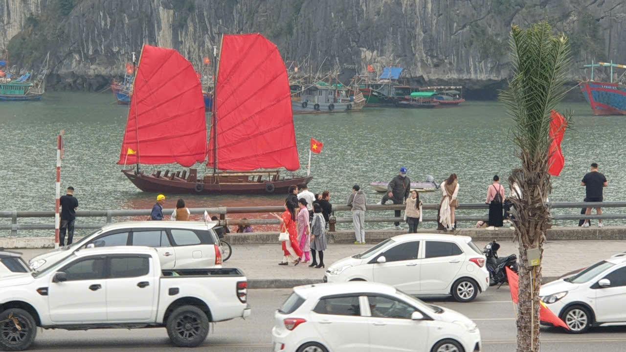 Nhiều du khách, người dân đi ngang qua thấy đẹp nên ghé xe vào lề đường để ngắm và chụp ảnh. Ảnh: Nguyễn Hùng