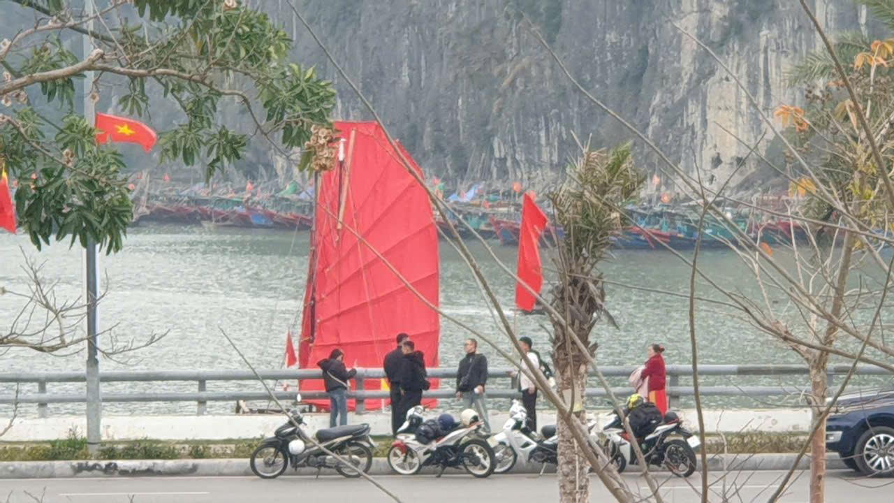 Một nhóm đi xe máy ghé vào chụp ảnh với thuyền buồm ba vách. Ảnh: Nguyễn Hùng