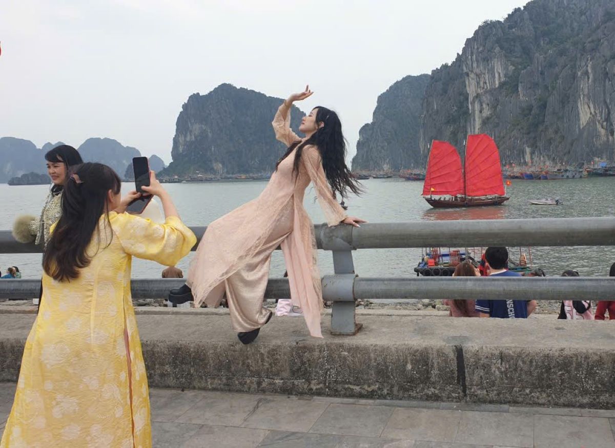 Tạo dáng chụp ảnh với thuyền buồm ba vách. Ảnh: Nguyễn Hùng