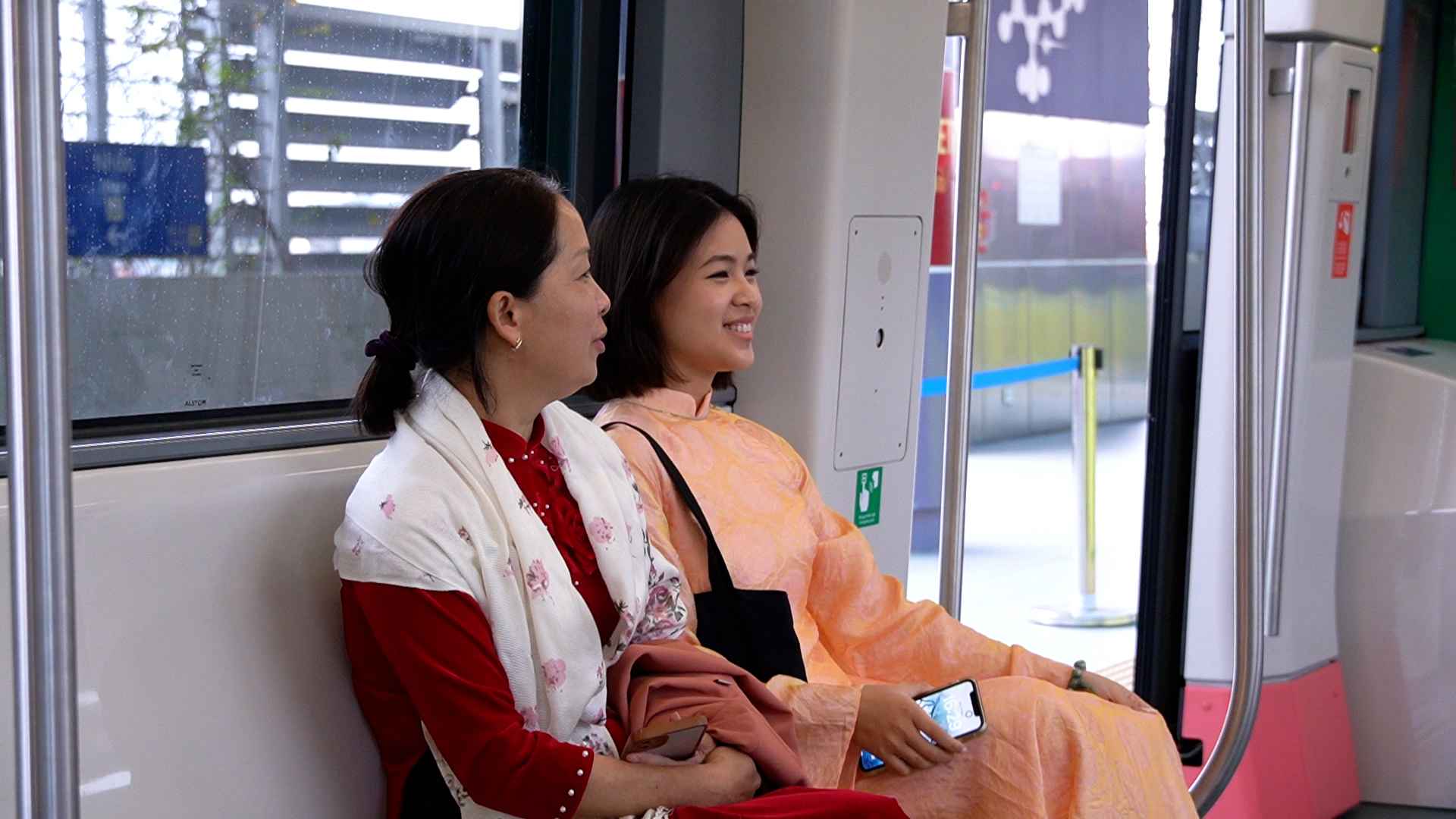 Hanoi Metro free tickets, tourists excitedly travel in spring on the 2nd day of Tet.