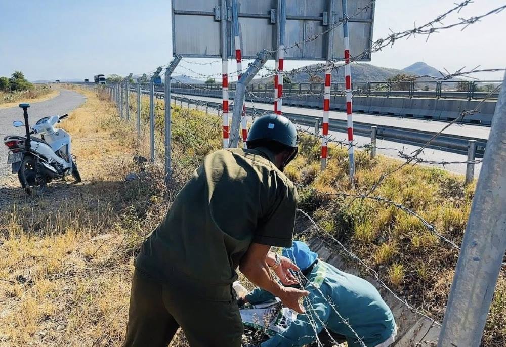 Lực lượng chức năng phát hiện một người dân đi bộ vào cao tốc. Ảnh: Công an