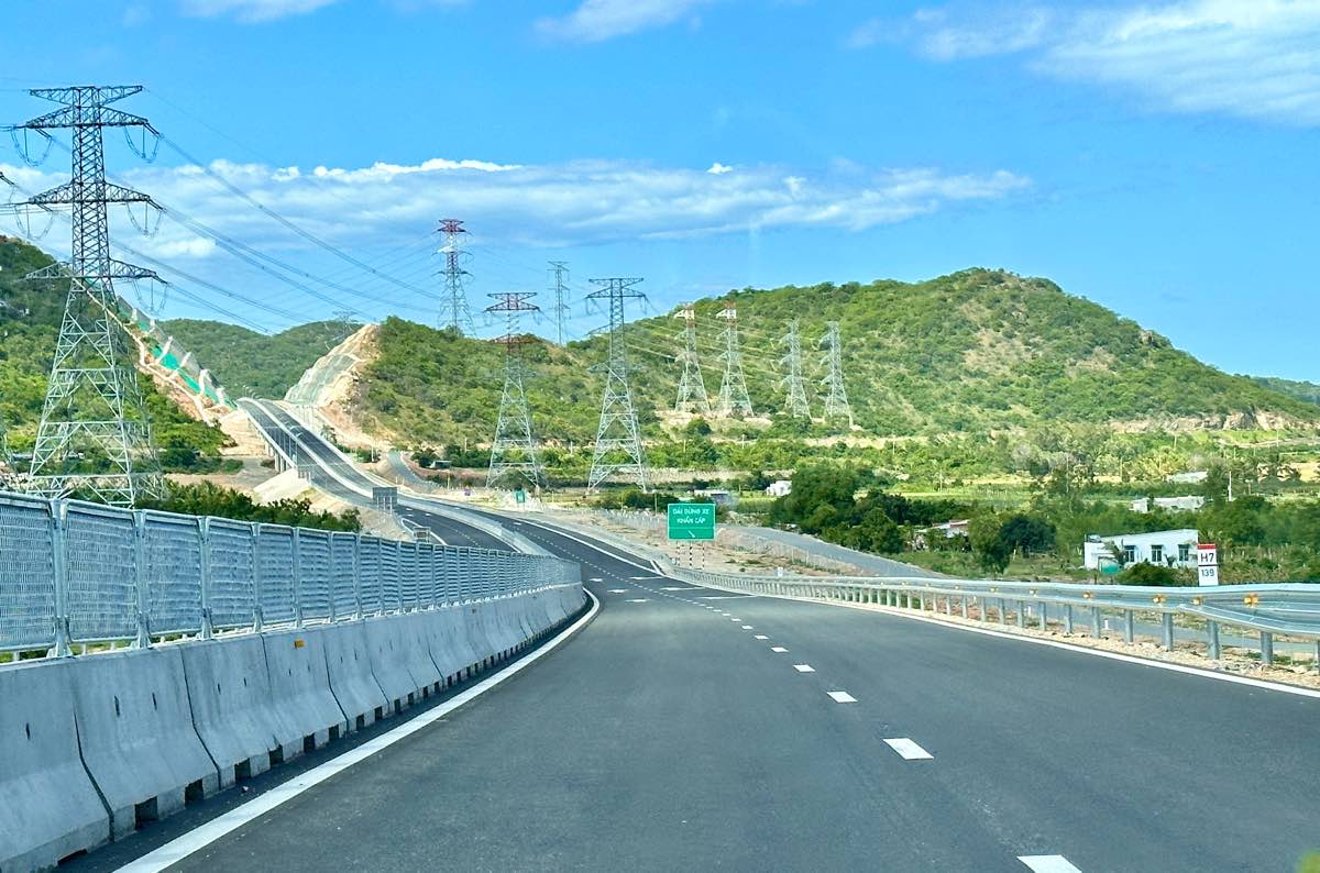Một đoạn trên cao tốc Vĩnh Hảo - Phan Thiết đi qua xã Tuy Phong. Ảnh: Duy Tuấn