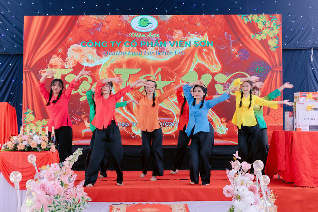 The Executive Committee of the Trade Union and the Board of Directors of Vien Son Joint Stock Company organized a meaningful year-end party. Photo by Duc Lam