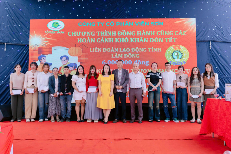 Trao tặng quà tết của công đoàn, ban giám đốc công ty và Liên đoàn Lao động tỉnh cho đoàn viên, người lao động có hoàn cảnh khó khăn. Ảnh: Đức Lâm