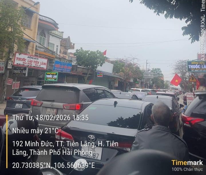 Nhiều người phải chờ hàng tiếng để đi qua đoạn đường bị tắc. Ảnh: Người dân cung cấp