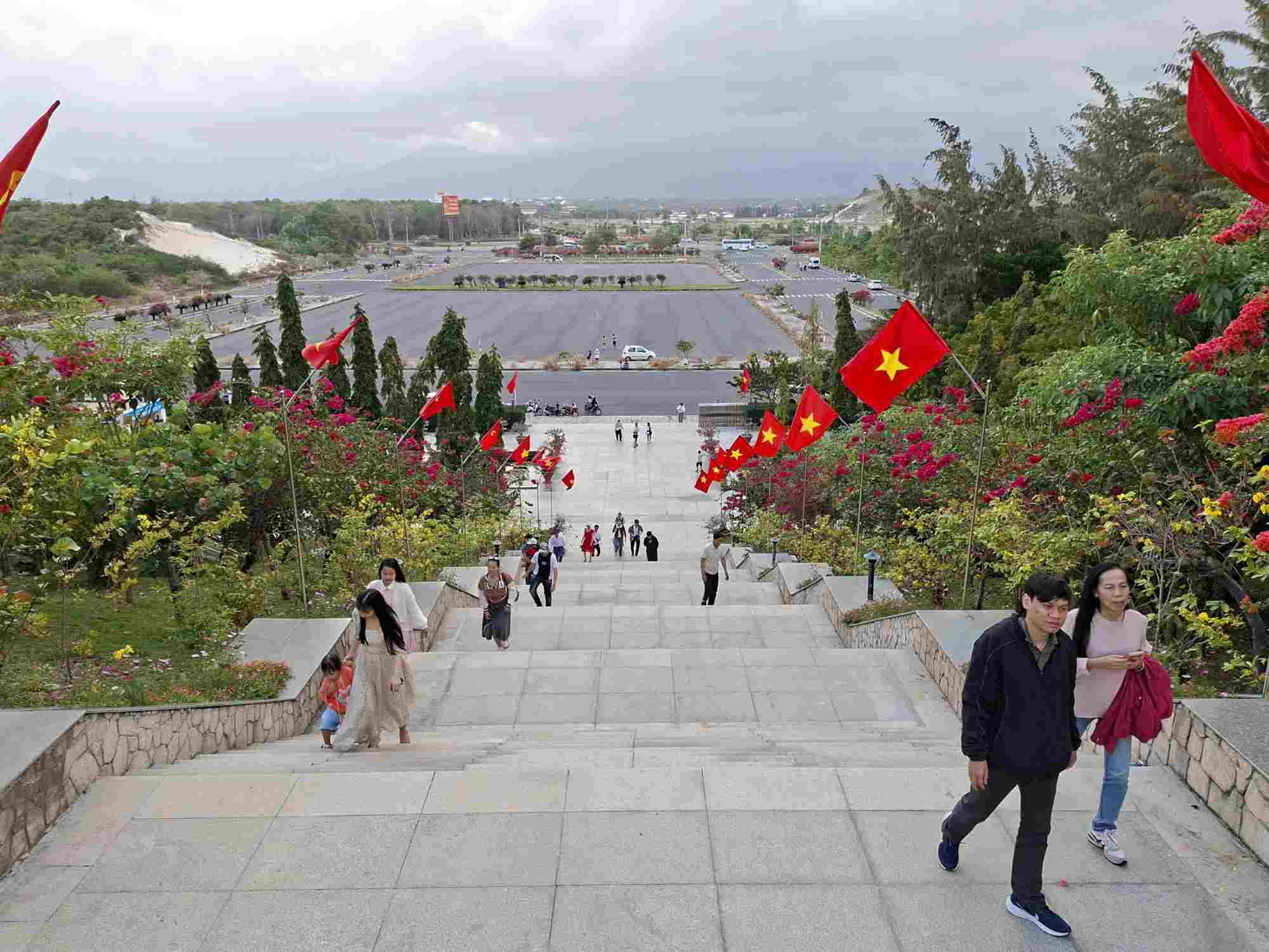 Người dân đổ về Khu tưởng niệm chiến sĩ Gạc Ma mùng 2 Tết.  Ảnh: Minh Quân