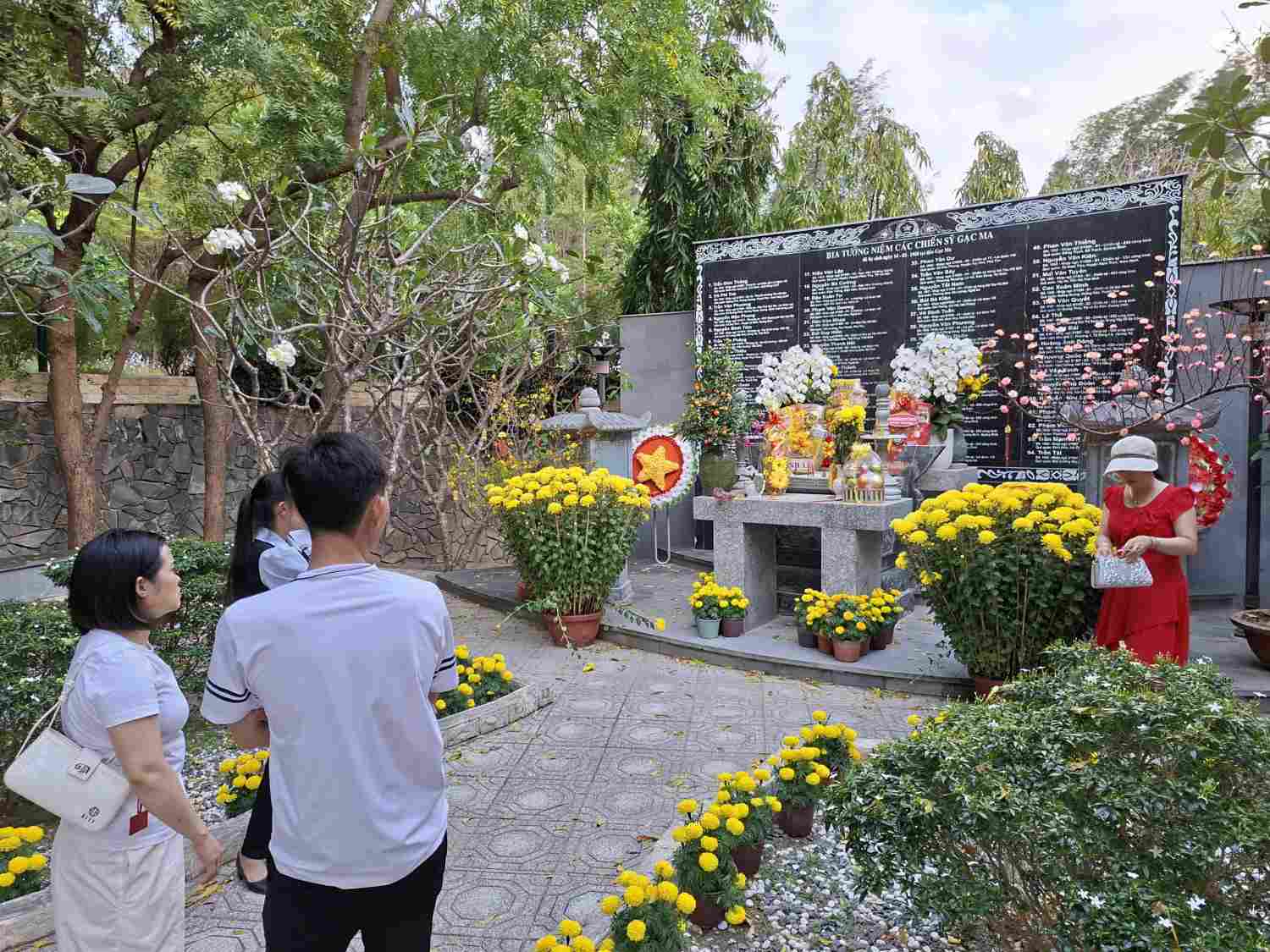 Khu Mộ Gió ghi danh 64 chiến sĩ đã hy sinh.  Ảnh: Minh Quân