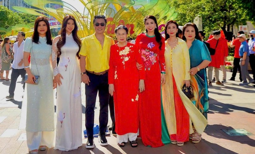 Gia đình Lý Hùng dạo phố xuân. Ảnh: Nghệ sĩ cung cấp.