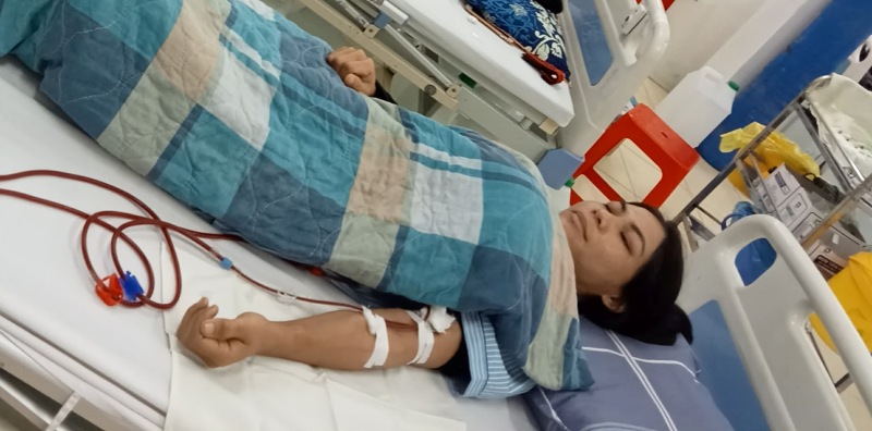 Ms. Hoang Thi Be suffers from end-stage kidney failure as a single mother and raising 2 young children. Photo: Character provided