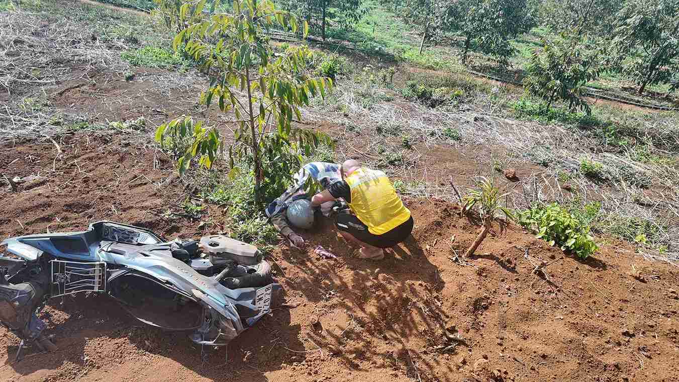 Xe máy bị rơi xuống vực khoảng 3 mét sau tai nạn. Ảnh: Thần Hy 