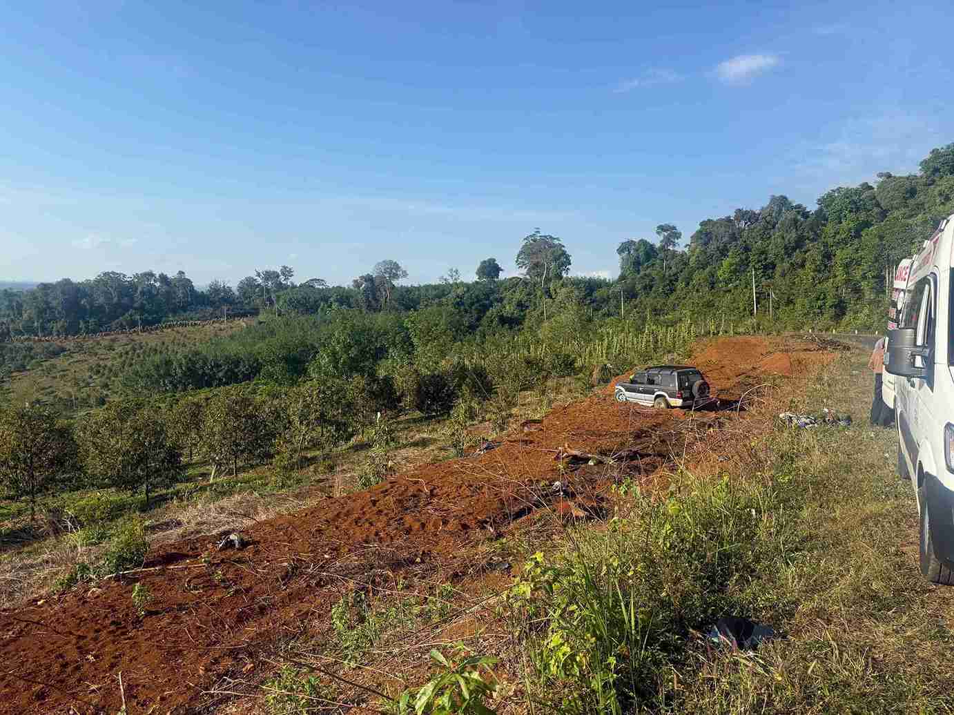 Hiện trường vụ tai nạn giao thông nghiêm trọng giữa ô tô con và xe máy. Ảnh: Hoài Thanh 