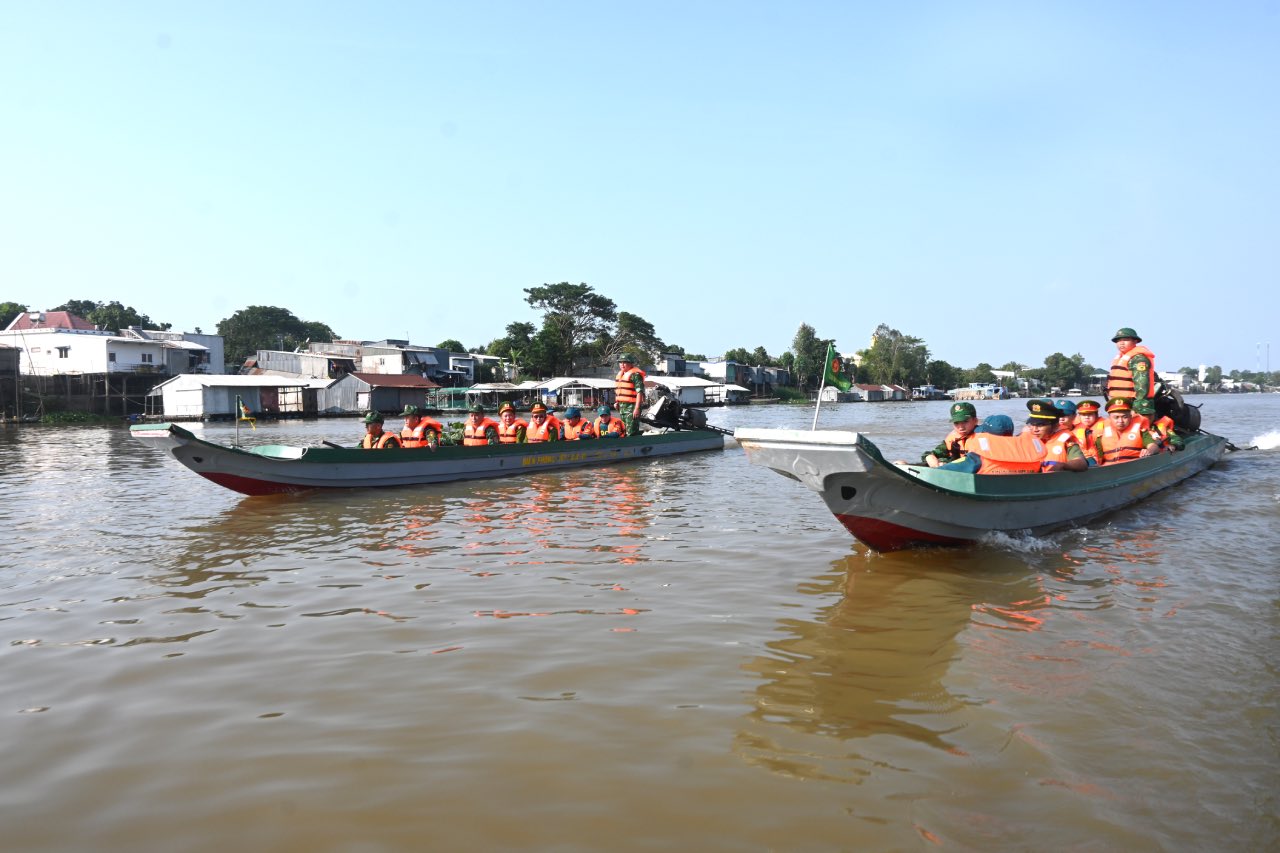 Lực lượng Đồn Biên phòng cửa khẩu Long Bình phối hợp với Công an xã Khánh Bình và Ban chỉ huy Quân sự xã Khánh Bình (tỉnh An Giang) tuần tra trên sông. Ảnh: Thành Nhân