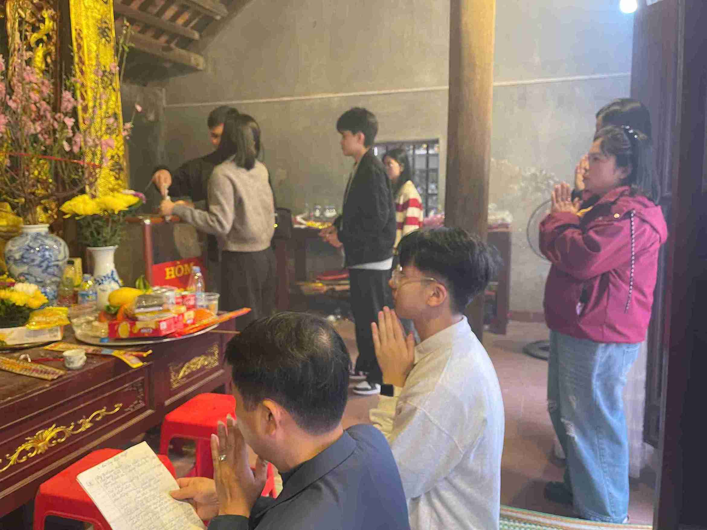 Đầu năm mới, người dân về Đền Quýt dâng hương. Ảnh: Mai Hương