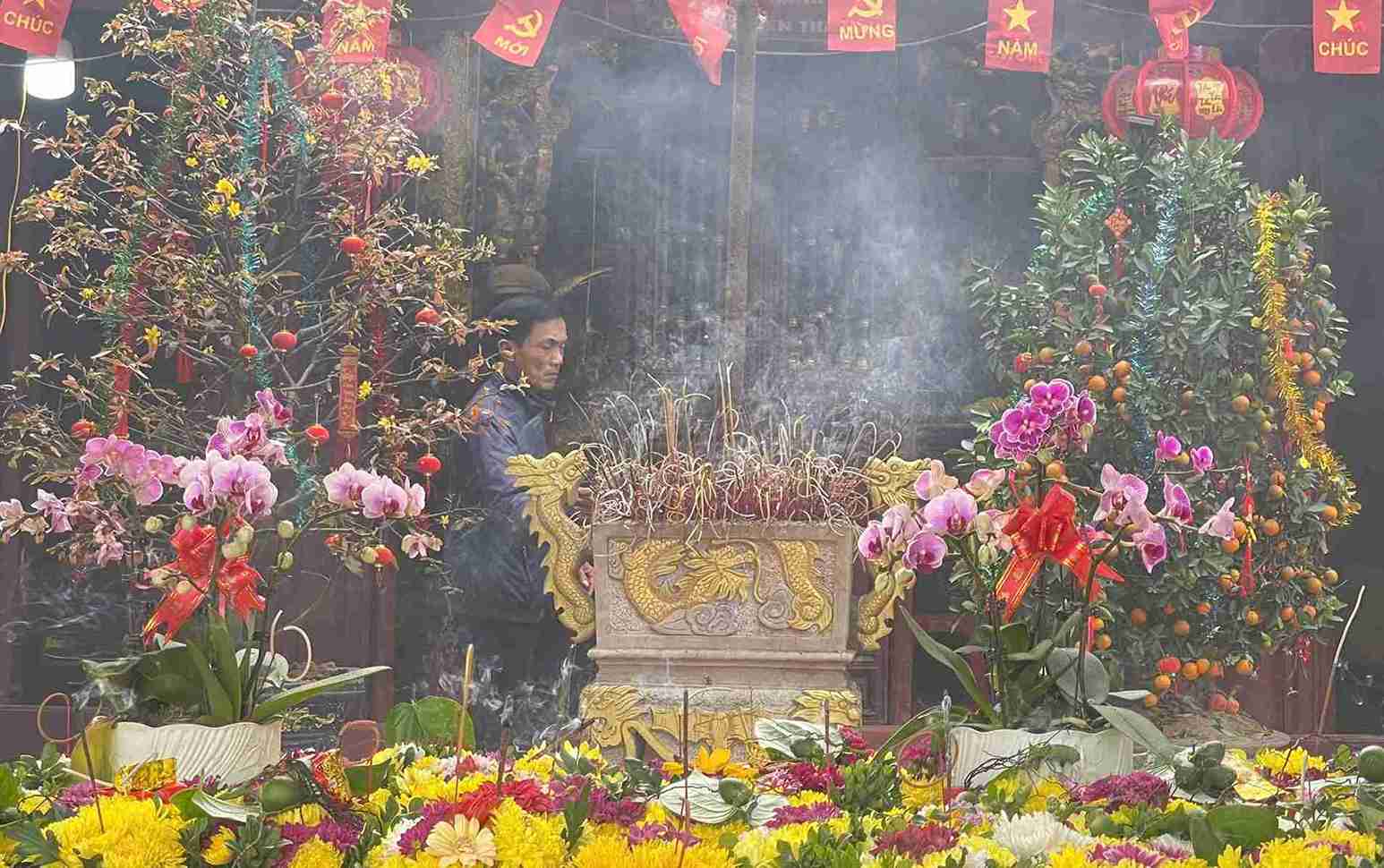 新年の初めに、人々はクイット寺院に線香を上げに来ます。写真:マイ・フオン