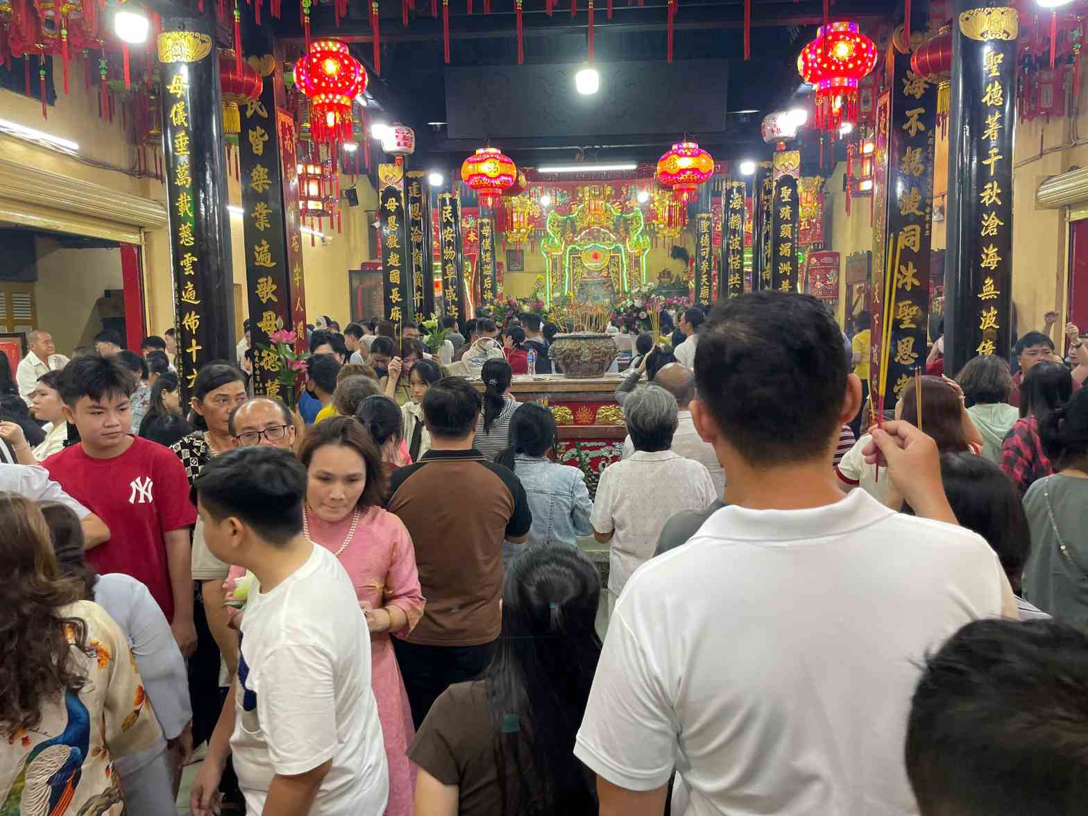 Bên trong Miếu Bà Thiên Hậu rất đông người dân đi lễ. Ảnh: Đình Trọng