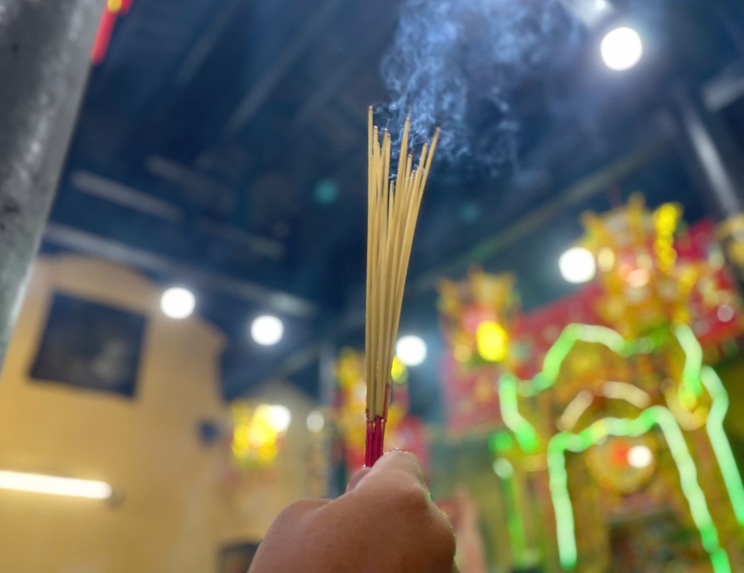 Do mang nhiều ngang vào nên bên trong chính điện bị khói ngột ngạt, nóng bức. Ảnh: Đình Trọng