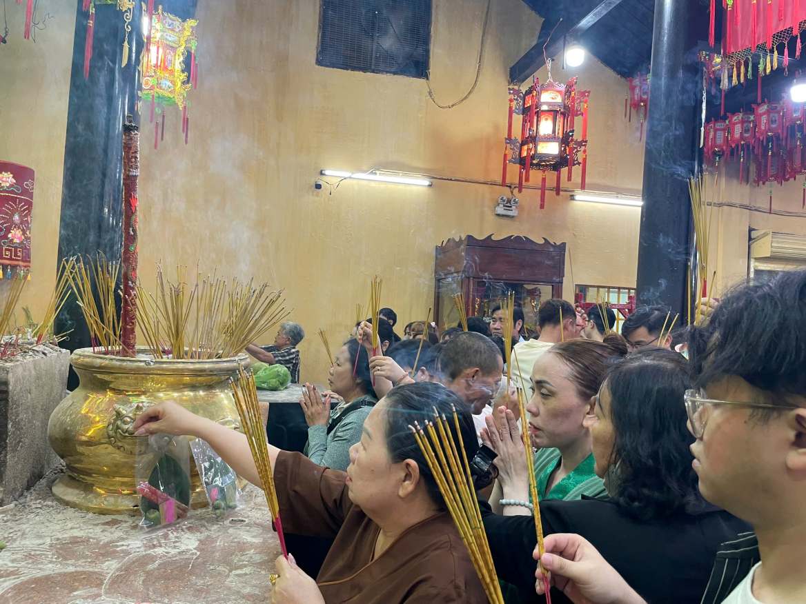 People going to worship at Ba Thien Hau Temple. Photo: Dinh Trong