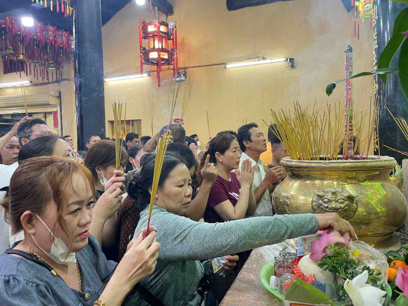 Người dân chen nhau thắp nhang cầu may. Ảnh: Đình Trọng