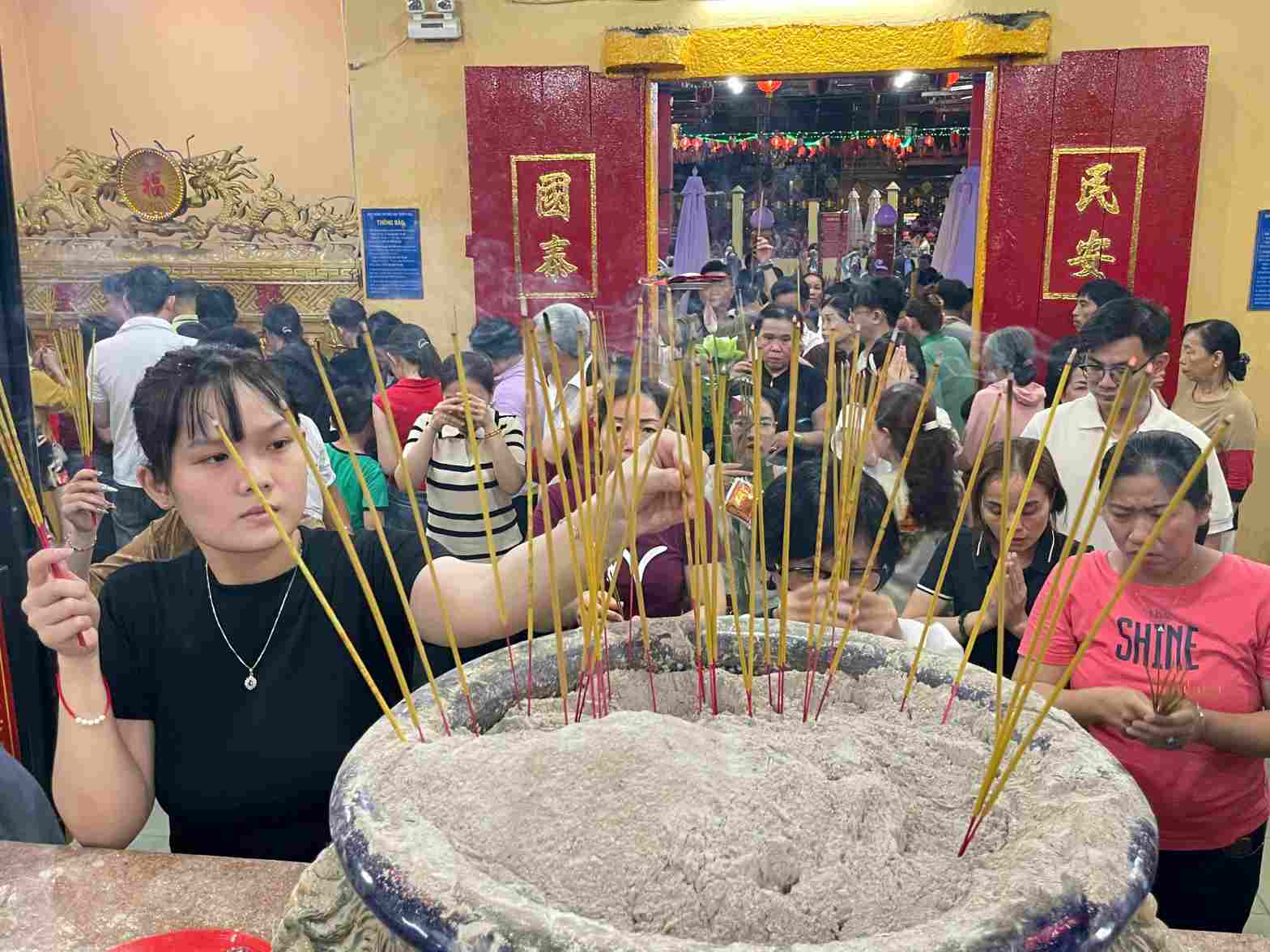 Người dân thắp nhang bên trong Miếu Bà Thiên Hậu. Ảnh: Đình Trọng