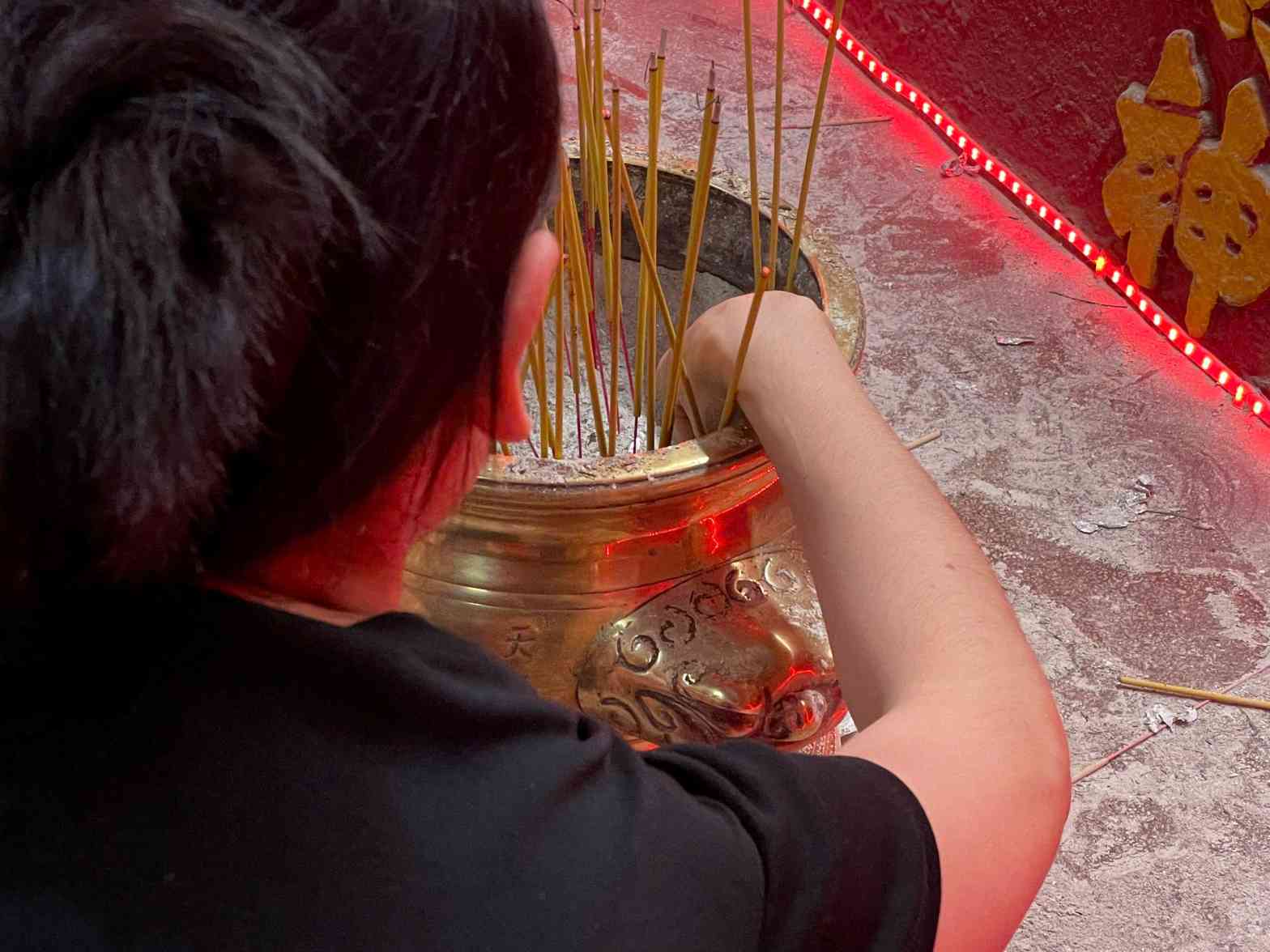 Người dân cho rằng bỏ tro vào tờ tiền rồi đem về sẽ nhận được may mắn. Ảnh: Đình Trọng