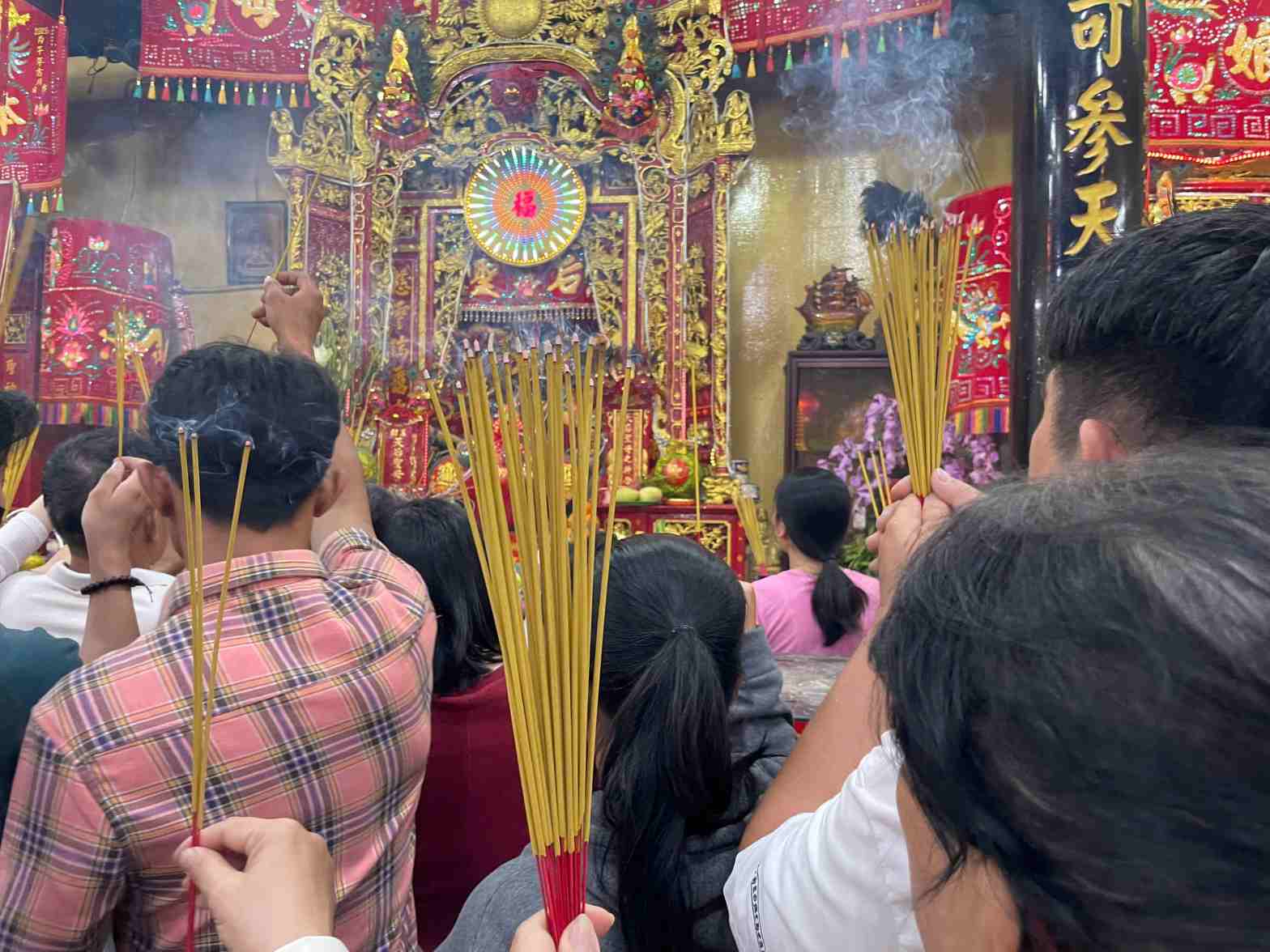 Người dân cầm cả nắm nhang đứng khấn vái. Ảnh: Đình Trọng