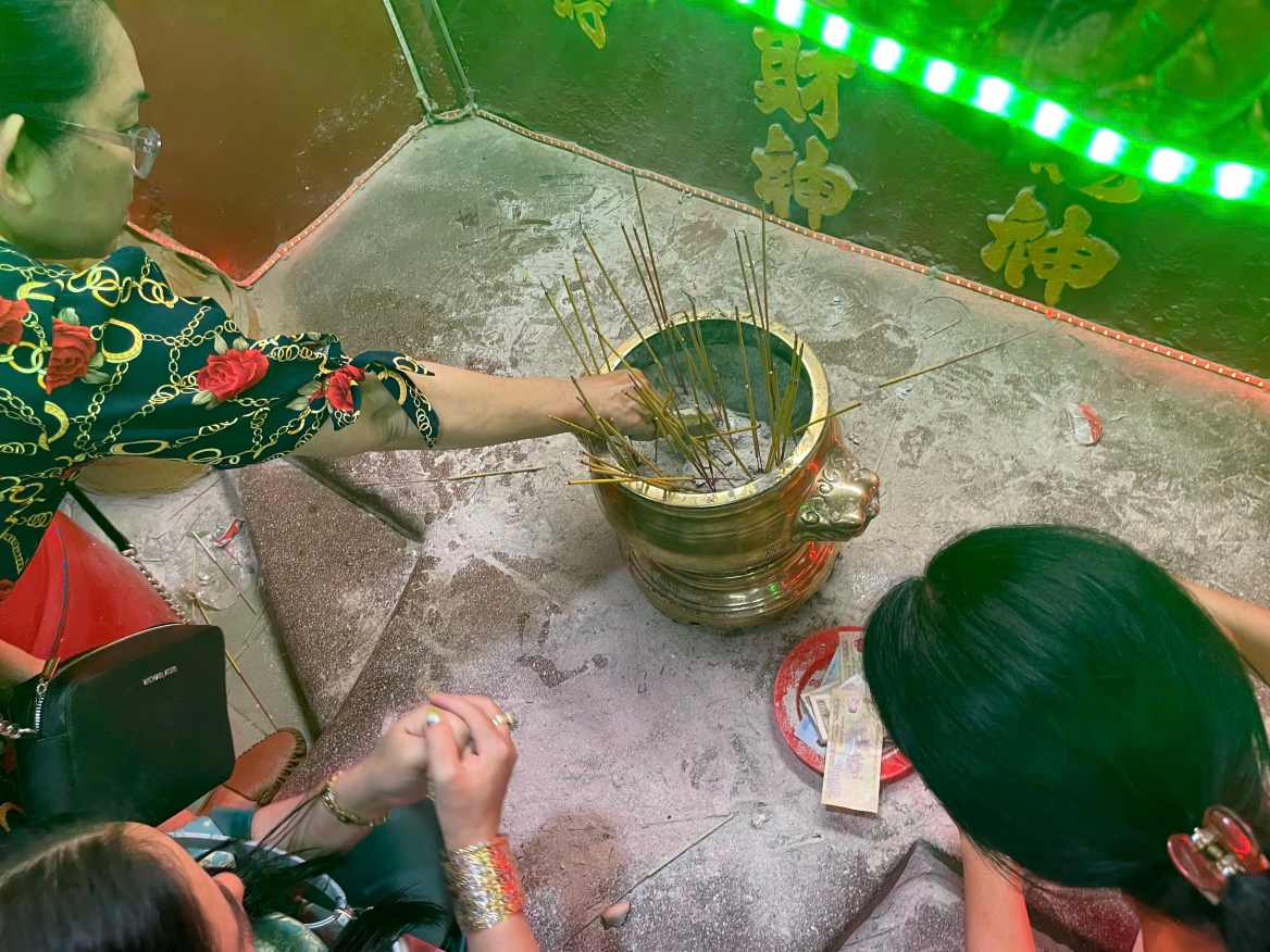 Ở một góc khác, người dân chen nhau để lấy tro trong lư hương. Ảnh: Đình Trọng