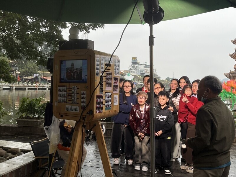 Đặc biệt, góc check-in photobooth lúc nào cũng nhộn nhịp và đông đúc nhiều gia đình tới trải nghiệm. Ảnh: Tường Vy