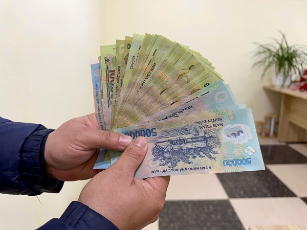 Currently receiving a monthly pension can still apply for a one-time withdrawal when moving abroad to settle down. Photo: Xuyen Dong