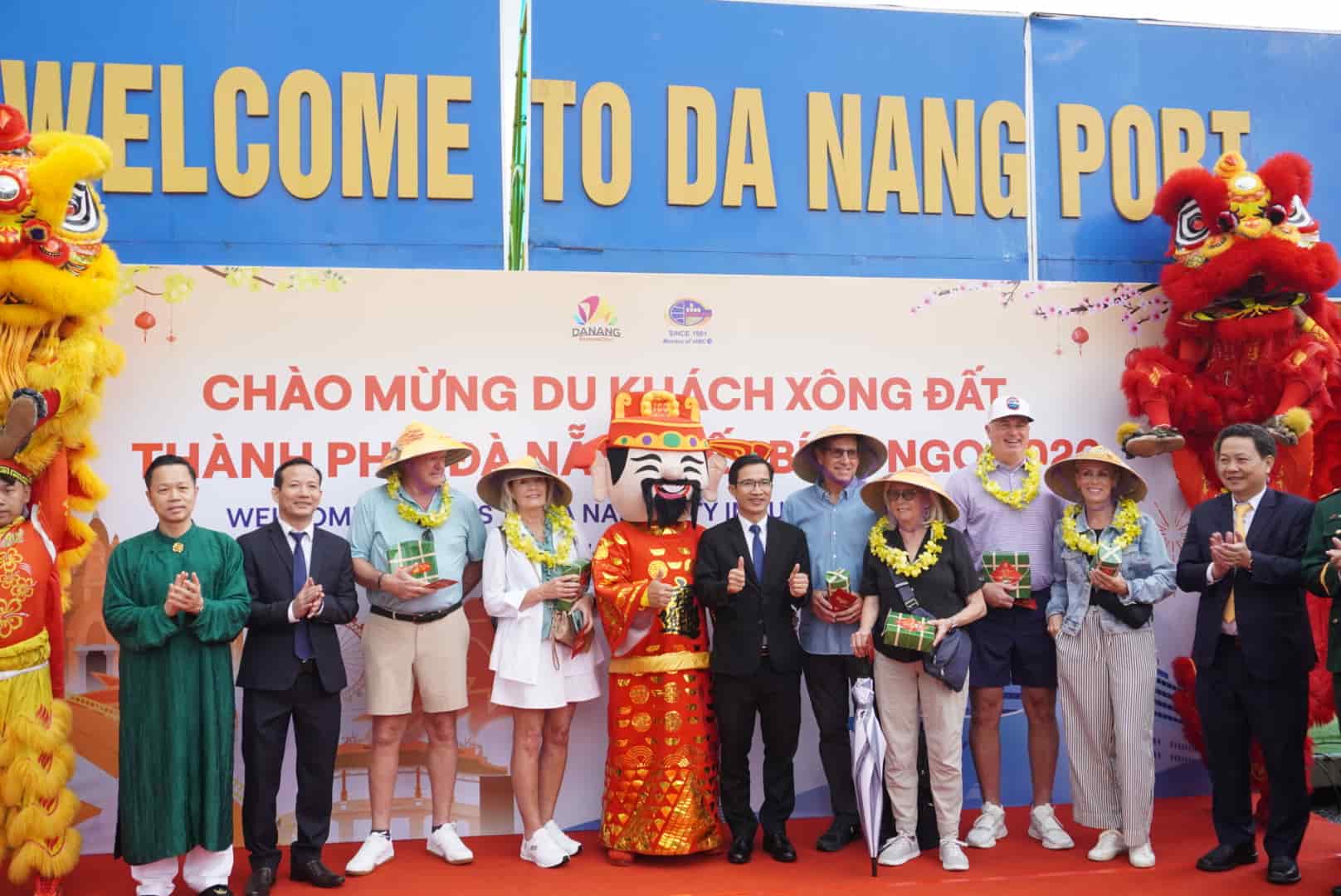 Sở Văn hóa, Thể thao và Du lịch TP Đà Nẵng phối hợp với Công ty Cổ phần Cảng Đà Nẵng và Bộ đội Biên phòng Cảng Đà Nẵng tổ chức chào đón chuyến tàu du lịch biển Seabourn Encore do Công ty Du lịch Tân Hồng khai thác. Ảnh: Trần Thi