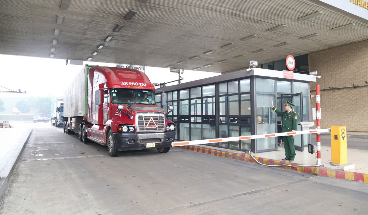 Lực lượng chức năng phối hợp kiểm tra, giám sát hàng hóa qua cửa khẩu. 