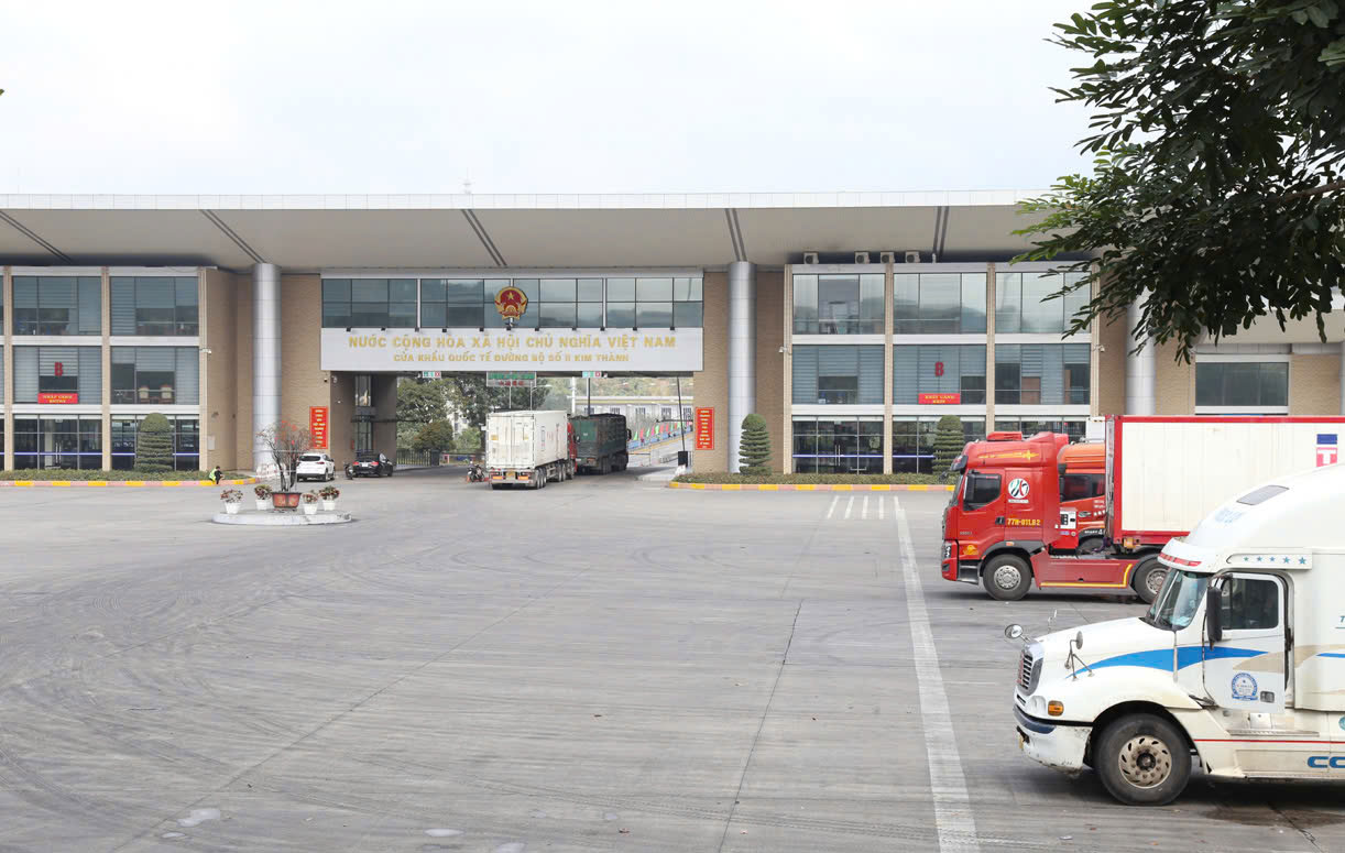 Các mặt hàng chủ yếu làm thủ tục trong ngày đầu năm vẫn là nông sản, hoa quả tươi, hàng tiêu dùng và một số thiết bị, máy móc phục vụ sản xuất. 