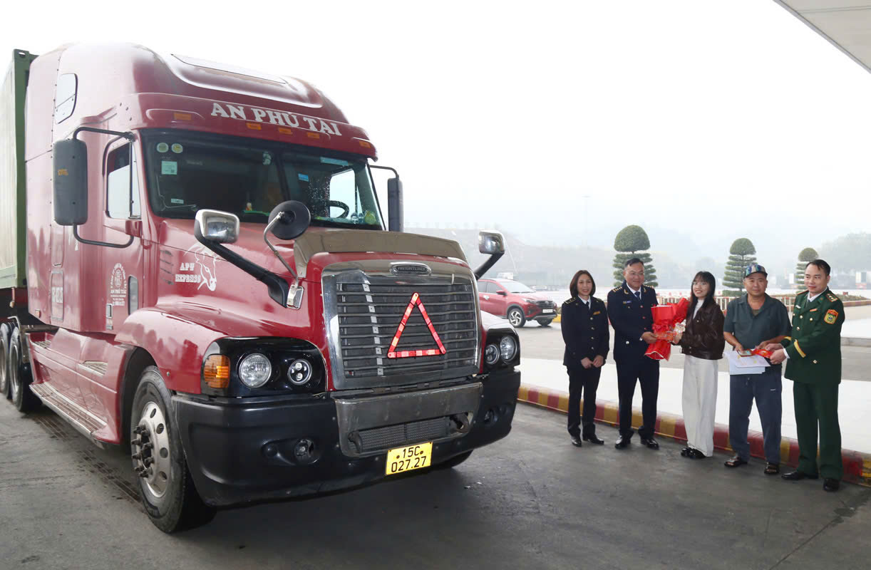 Xe đầu tiên xuất khẩu nông sản qua Cửa khẩu Kim Thành trong ngày đầu năm mới.  