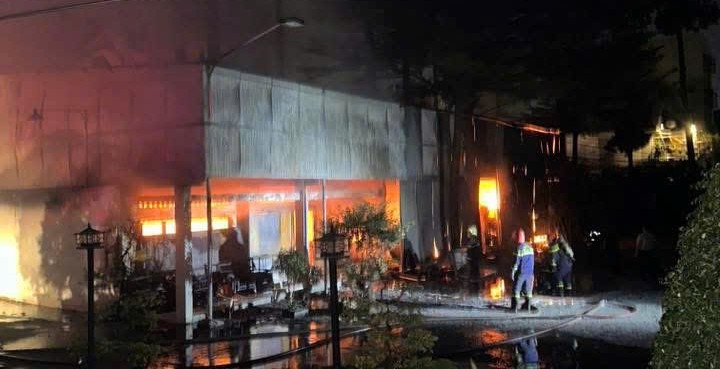 Lực lượng chữa cháy có mặt để khống chế lửa, ngăn cháy lan. Ảnh: Nguyễn Hoàng