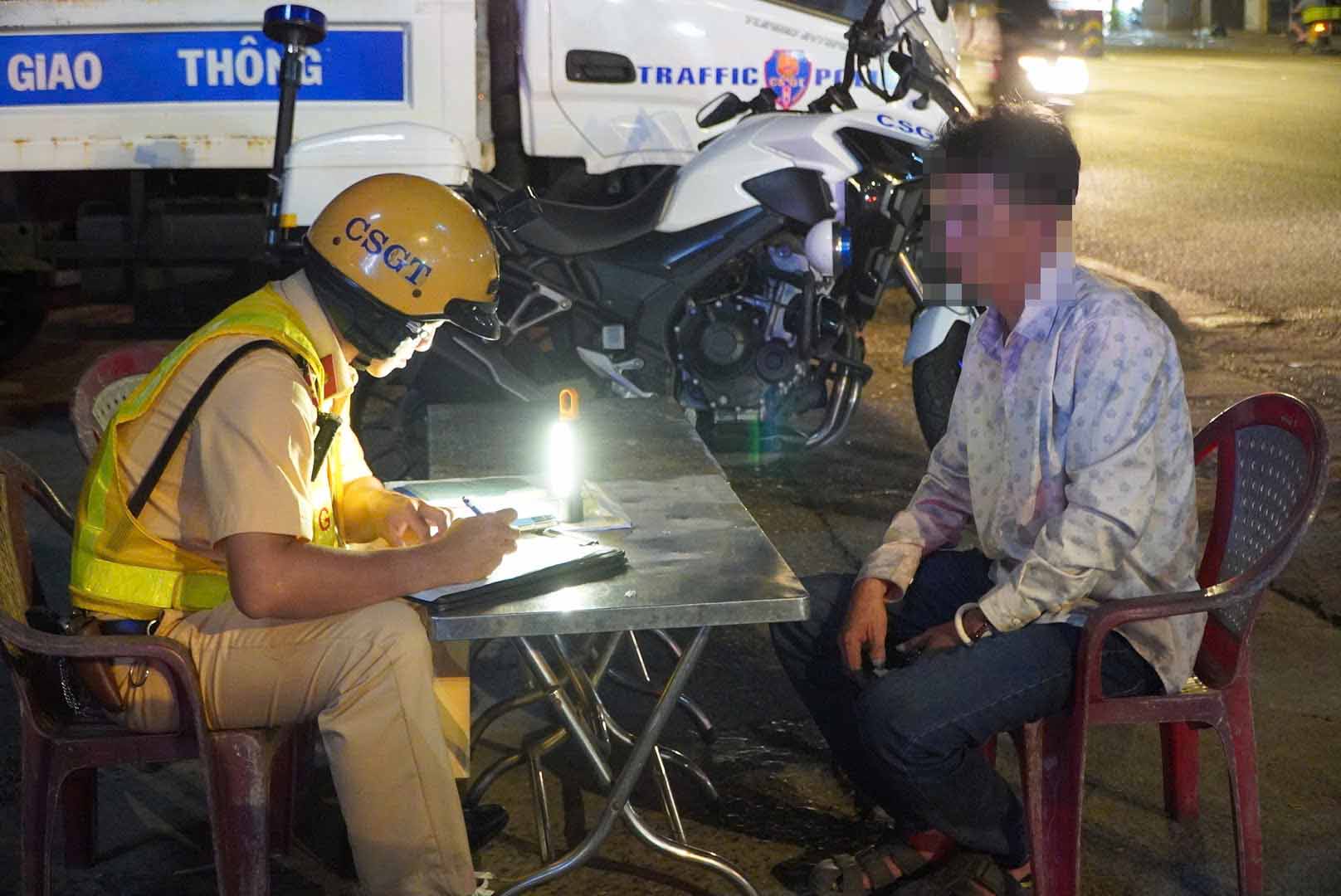 Ông N.M làm việc với CSGT.