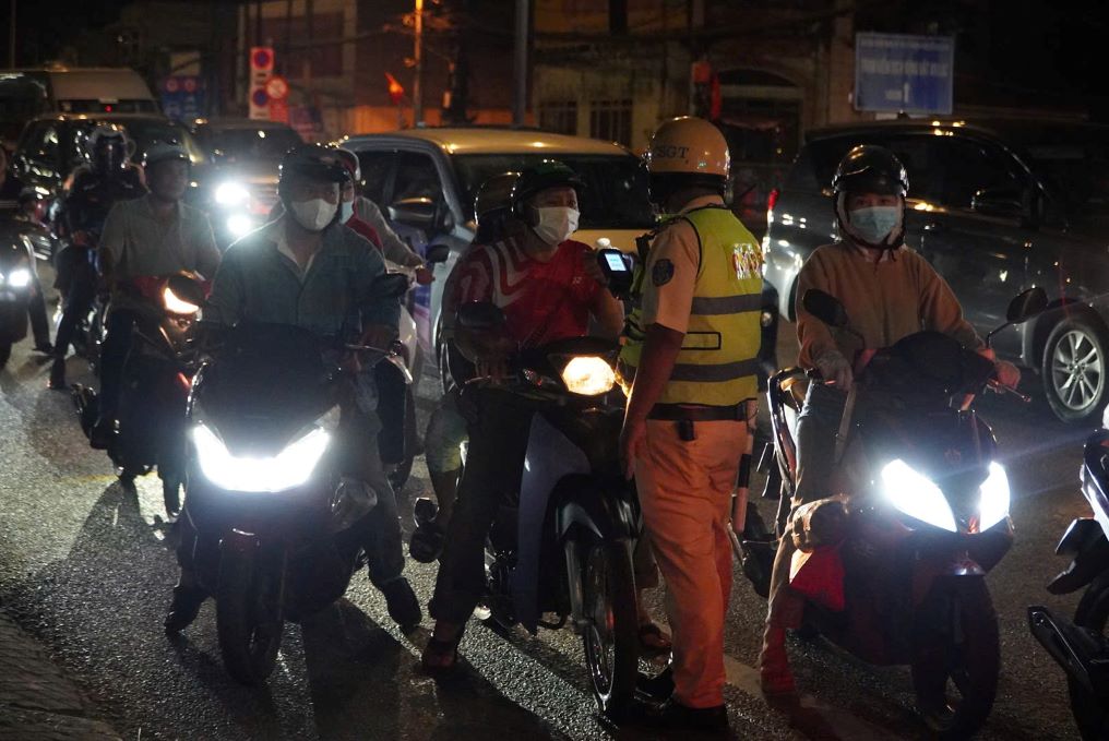 CSGT kiểm tra nồng độ cồn người tham gia giao thông. Ảnh: Chân Phúc